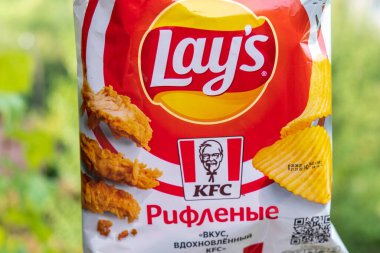 Volzhsky, Rusya-25 Eylül 2021: Chips Lays flütlü kfc baharatlı tavuk kanadı. Seçici odak