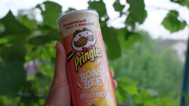 Volzhsky, Russia-September 25, 2021: Pringles je značka bramborových lupínků ve vlastnictví Kellogg. — Stock video
