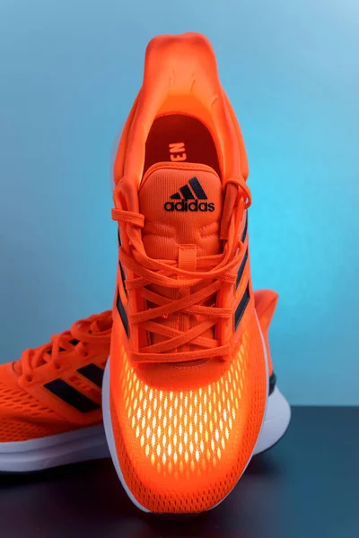 Tyumen Rusland November 2021 Oranje Adidas Hardloopschoenen Een Blauwe Achtergrond — Stockfoto