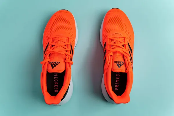 Tyumen Rusia November 2021 Adidas Running Shoes Dalam Bahasa Inggris — Stok Foto