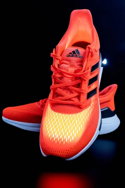 Tyumen Rússia Novembro 2021 Adidas Running Shoes Cor Coral Laranja — Fotografia de Stock