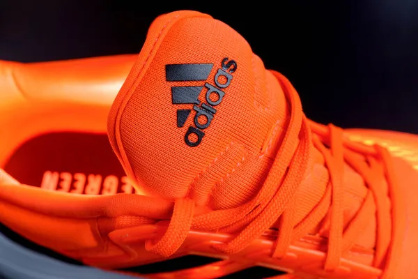 Tyumen Rusko Listopad 2021 Oranžová Barva Adidas Tenisky Logo Zblízka — Stock fotografie