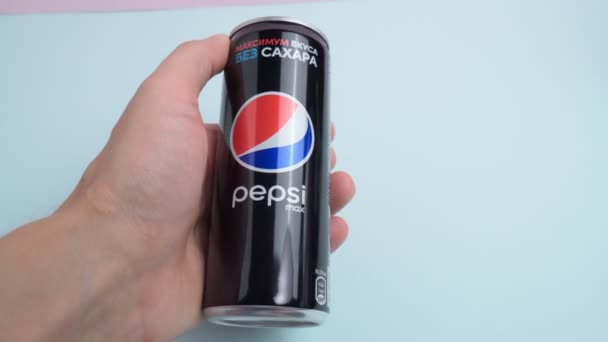 Тюмен, Росія-15 жовтня 2021: Пепсі без логотипу цукру. Копіювальний простір — стокове відео
