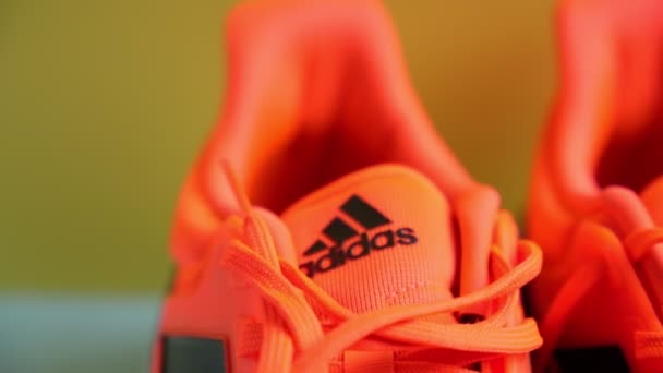 Tyumen, Russia-13 novembre 2021: Sneakers adidas color arancio. Primo piano con il logo. Focus selettivo — Video Stock