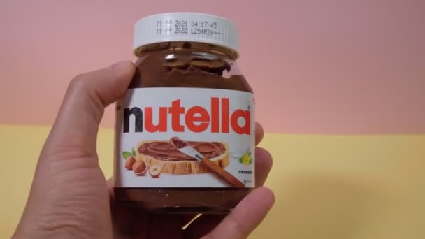 Tyumen, Rusya-15 Ekim 2021: Nutella, fındıklı çikolata markası. İtalyan firması Ferrero tarafından üretildi.. — Stok video