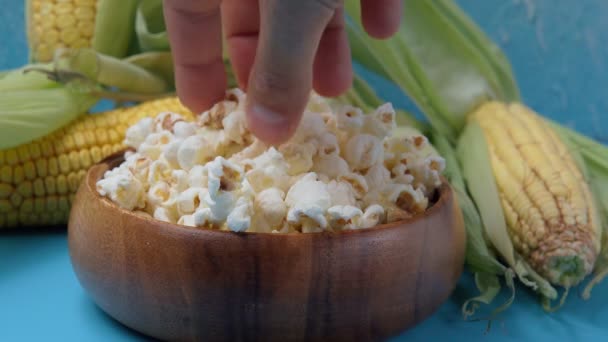 Raccogli mais, mais sulla pannocchia. Popcorn in ciotola sfondo blu — Video Stock