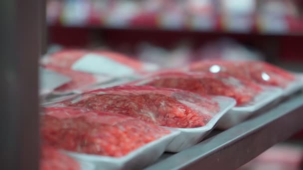 Raw fresh beef meat on the shelves of a hypermarket. Buying raw meat — Stock Video