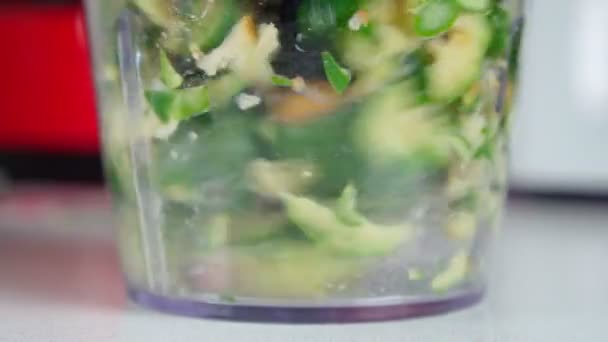 Faire smoothie vert sain par mélangeur pour une boisson saine, légumes et fruits. Mouvement lent — Video
