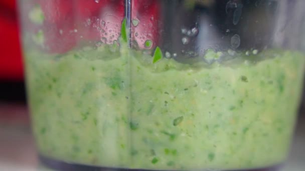 Κάνοντας υγιεινό πράσινο smoothie από το μπλέντερ για υγιεινό ποτό, λαχανικά και φρούτα. Αργή κίνηση — Αρχείο Βίντεο