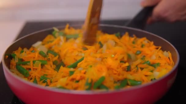 Cottura di carote e fagiolini in una padella primo piano. Note di alimentazione — Video Stock