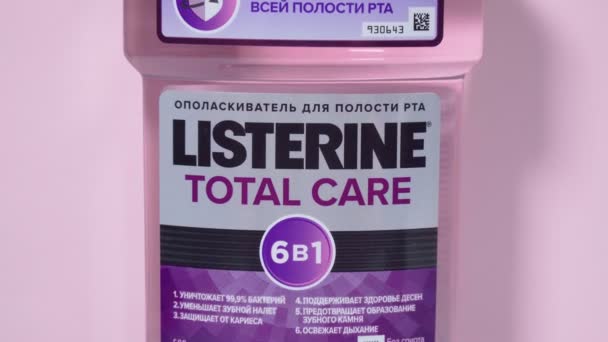 Tyumen, Oroszország-október 15, 2021: Listerine total care 6 in 1. Logó közelkép. A Listerine márka szájöblítő termékek gyártója. — Stock videók