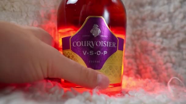 Tyumen, Russia-27 листопада 2021: Courvoisier VSOP Cognac. Courvoisier - це бренд. Виробництво базується в місті Ярнак, Франція.. — стокове відео