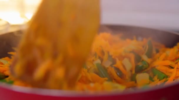 Fagioli verdi con carote arrosto su una padella. Cucina fatta in casa cibo vegetariano, primo piano. Rallentatore — Video Stock