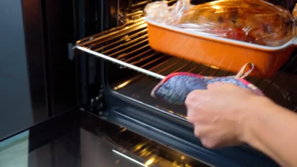 Pato asado en una bolsa de hornear de cerca. Cocinar en casa — Vídeo de stock