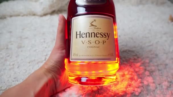 Tyumen, Rússia-27 de novembro de 2021: francês Hennessy logotipo conhaque, vsop foco seletivo — Vídeo de Stock
