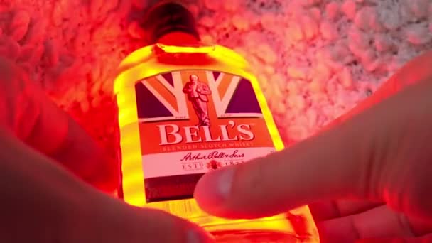 Tyumen, Rusko-listopad 27, 2021: Láhev originální whisky Bells, silný alkoholický nápoj, logo zblízka. — Stock video