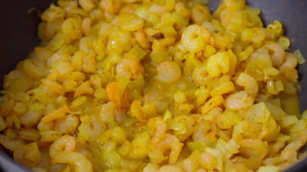 Zubereitung von geschälten Garnelen in Nahaufnahme. Konzept für Meeresfrüchte und Lebensmittelzubereitung. — Stockvideo