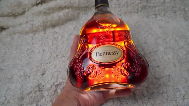 Tjumen, Russland - 27. November 2021: Cognac Hennessy X.O. Flaschenlogo vorhanden. Selektiver Fokus — Stockvideo