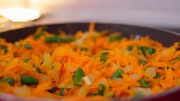 Frijoles verdes con zanahorias asadas en una sartén. Cocinar comida vegetariana casera, primer plano — Vídeos de Stock
