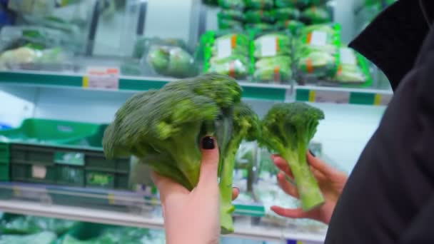 El brócoli en las manos de mujer en el supermercado fresco. Vegetales frescos y concepto de estilo de vida saludable. Enfoque selectivo — Vídeos de Stock