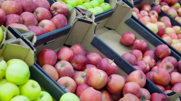 Женщина в супермаркете, выбирает фрукты для семьи. Прекрасные спелые яблоки. осень и урожай — стоковое видео