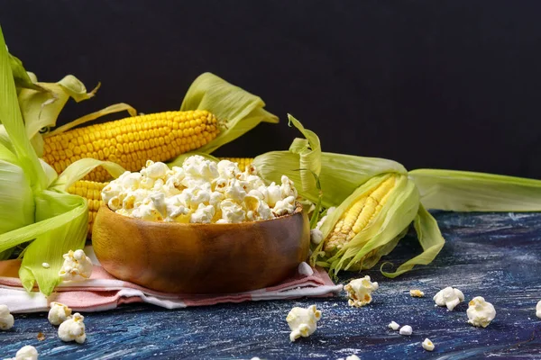 Bowl Popcorn Cobs Fresh Corn Dark Background Copyspace — Stock Photo, Image