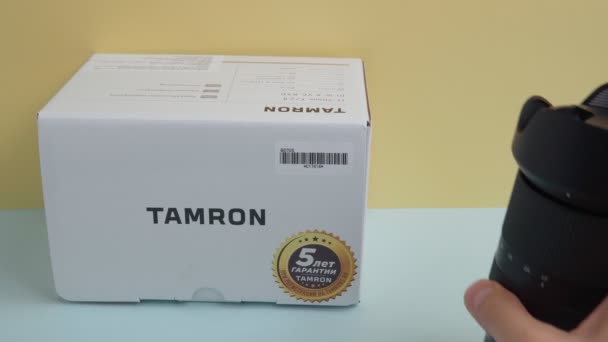 Tyumen, Rusya-15 Ekim 2021: Tamron 17-70 mm F 2.8 Di III-VC RD Sony E. Zoom objektifleri Sony kırpma kameraları — Stok video