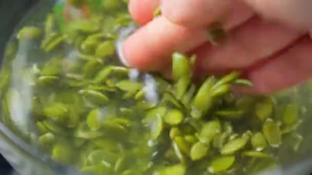 Дезинфекция орехов крупным планом семян тыквы. — стоковое видео