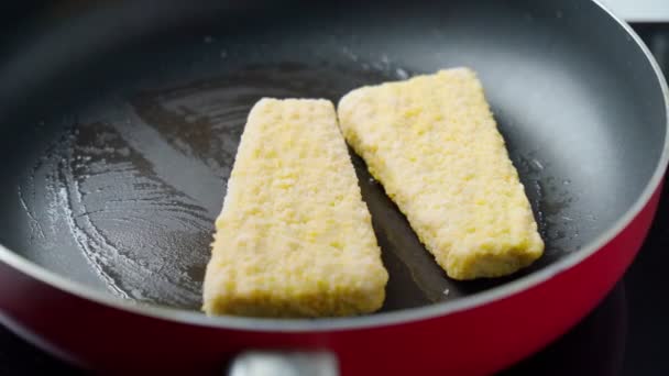 Opečené rybí filety vařené v pánvi na pečení. Domácí potraviny — Stock video