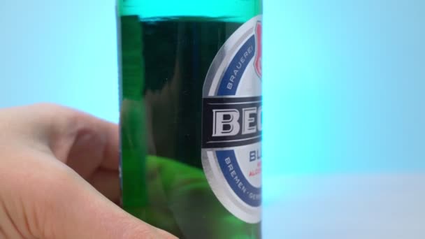 Tyumen, Rusia-08 de diciembre de 2021: El logotipo de la cerveza Botella de Beks no es alcohólico. — Vídeos de Stock