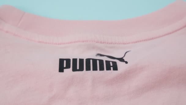 Tyumen, Russia-08 dicembre 2021: Primo piano del logo Puma su una maglietta — Video Stock