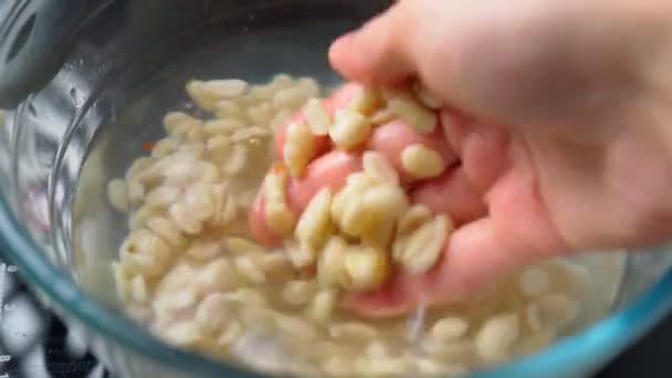 Mencuci kacang di bawah air di rumah di dapur. Fokus selektif — Stok Video