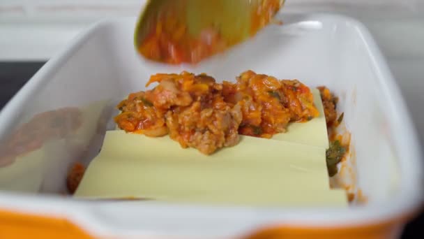 집에서 만든 고전 라자냐 보로 네스 요리, 클로즈업. 먹는 음식 — 비디오