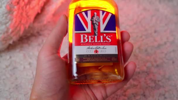 Tyumen, Russia-27 novembre 2021: logo del whisky di marca Bells da vicino. Prodotto da Diageo, il whisky più venduto nel Regno Unito — Video Stock