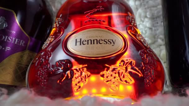 Tyumen, Rosja-27 listopada 2021: Logo Hennessy, marka słynnego koniaku z Francji. Skupienie selektywne — Wideo stockowe
