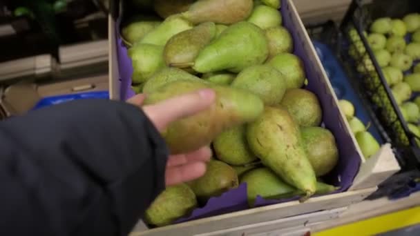 Les poires fraîches de fruits dans l'hypermarché sont choisies par l'acheteur. Aliments biologiques, Grand supermarché — Video
