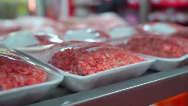 เนื้อวัวสดดิบบนชั้นวางของไฮเปอร์มาร์เก็ต ซื้อเนื้อดิบ — วีดีโอสต็อก