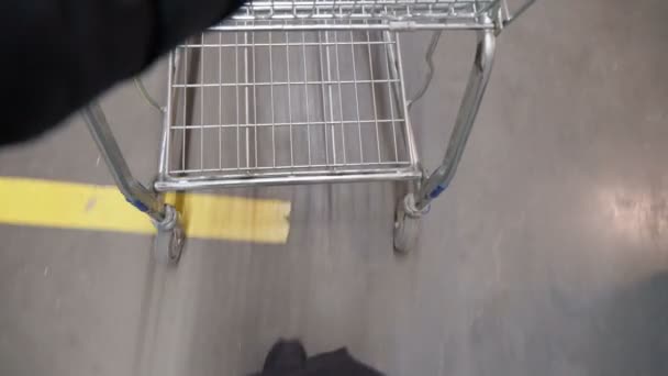 Protlačování vozíku v supermarketu nebo obchodě. Denní nakupování a potraviny položky potravin na trhu. — Stock video