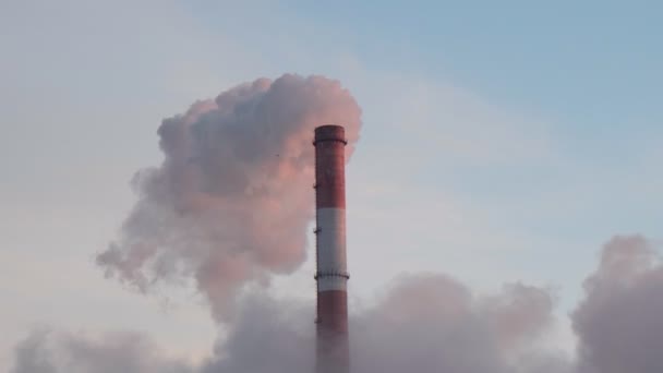 Rura fabryczna zanieczyszczająca powietrze, dym z kominów. problemy środowiskowe, temat ekologiczny, otoczenie przemysłowe. — Wideo stockowe