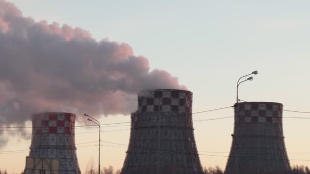 Factory chimneys emit water vapor. Concept air pollution, environmental problems, air emissions. — Stockvideo