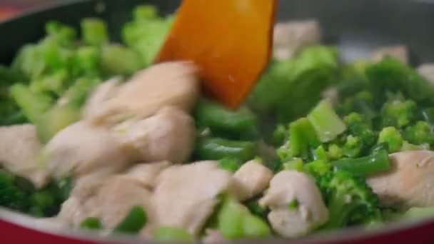 Gebratenes Hühnerfilet mit gemischtem gebratenem Gemüse Brokkoli-Bohnen in einer Pfanne zum Servieren. — Stockvideo