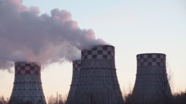 Випромінювання в атмосферу від промислового заводського димоходу. Концепція глобального потепління та забруднення повітря . — стокове відео