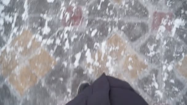 Lábak téli csizmában Aszfalton sétálva. Kaland Nyaralás Túrázás Téli túrázás. — Stock videók