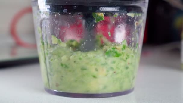 Cooking feijoa in a blender. Grinding. Proper healthy nutrition. Selective focus — 图库视频影像
