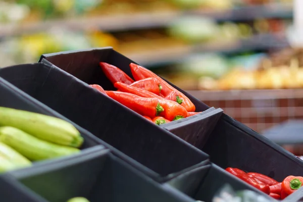 Tezgahta Kırmızı Biber Var Bir Mağazada Süpermarkette Taze Ürünler Satan — Stok fotoğraf