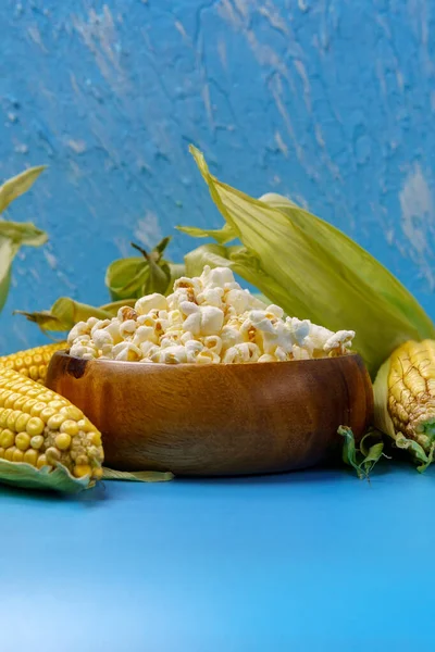 Homemade Fresh Popped Organic Grown Dry Corn Cob Blue Background — Stock Photo, Image