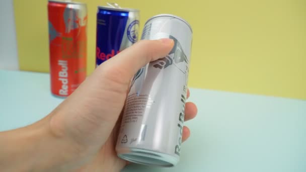 Tyumen, Rusya-08 Aralık 2021: Alüminyum bir enerji içeceği kutusunun elinde Red Bull beyaz versiyonu — Stok video