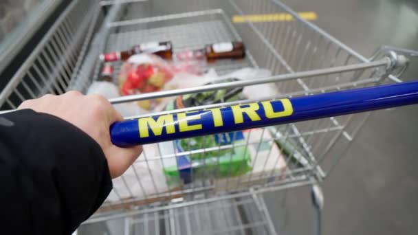 Tyumen, Russia-December 10, 2021: Logo Shop Metro. Metro Group je zastoupena 2 200 nákupních center v 31 zemích světa — Stock video