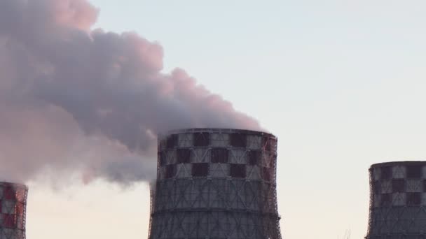 Emisión a la atmósfera de la chimenea industrial. Concepto de calentamiento global y contaminación atmosférica. — Vídeo de stock