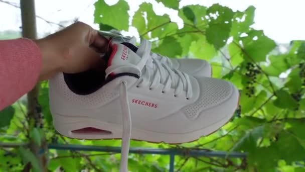 Volzhsky, Russia-September 26, 2021: New men sneakers white shoe los angeles by Skechers. Logotipo — Vídeo de stock